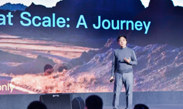 Kingsum Chow delivering the Keynote speech at QCon Shanghai in 2021.